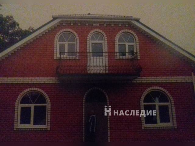 Кирпичный 3-этажный дом 200 м2 на участке 4 сот. ул. Октябрьская - фото 1